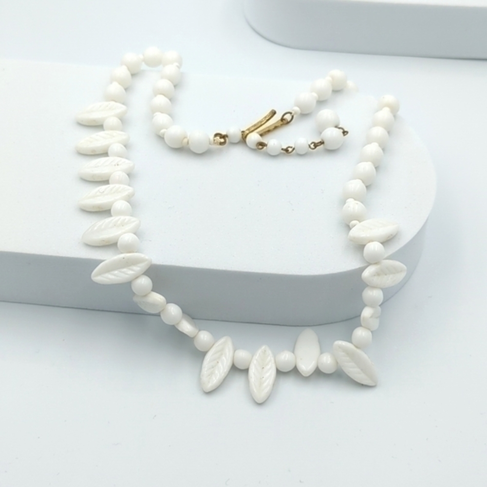 5/25$  Vintage white beaded leaf necklace